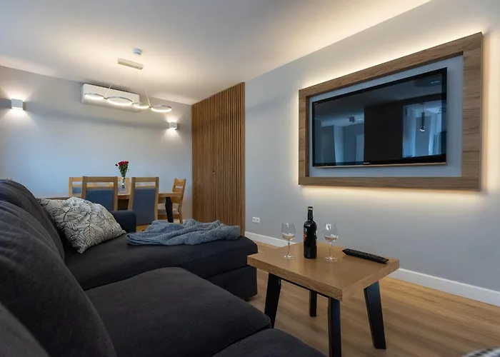 Center Floor View & Balcony